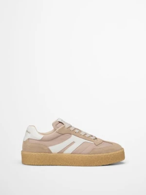 Model trampek Cortney Marc O'Polo