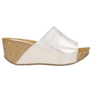 Złote klapki damskie na wysokiej koturnie 74021-58 Wojas