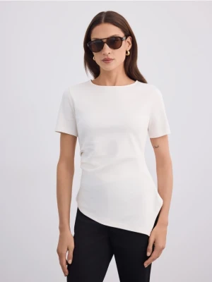 Mohito - Asymetryczny t-shirt - kremowy