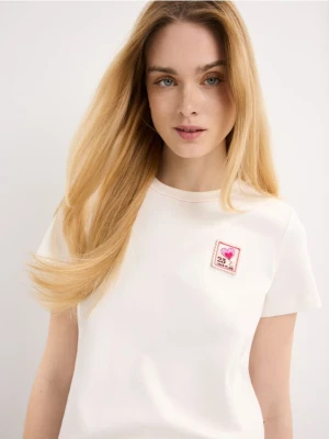 Mohito - Bawełniany t-shirt z naszywką - kremowy