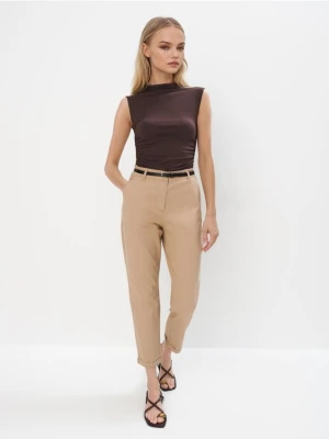 Mohito - Beżowe spodnie chino z paskiem - brązowy