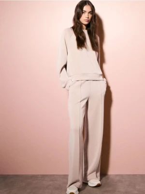 Mohito - Beżowe spodnie dresowe z modalem - beżowy