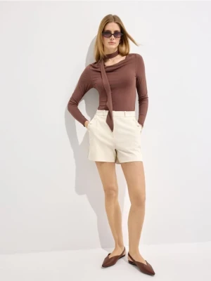 Mohito - Beżowe szorty z ozdobnymi guzikami - beżowy