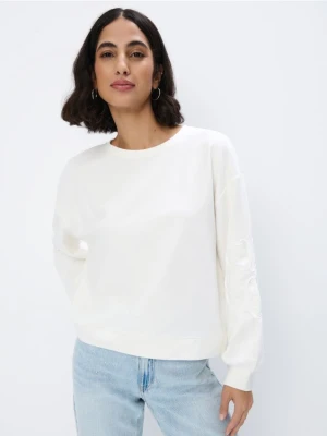 Mohito - Biała bluza z ozdobnym naszyciem - kremowy