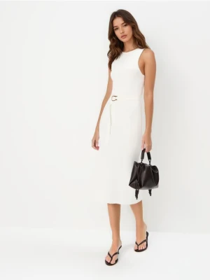 Mohito - Biała sukienka midi z paskiem - biały