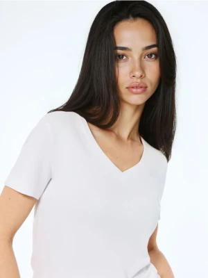 Mohito - Biały t-shirt z dekoltem V - biały