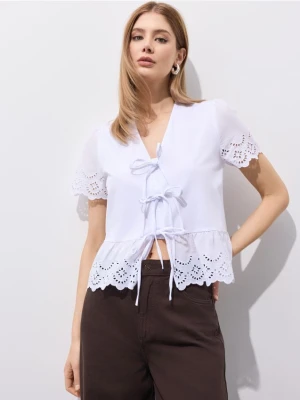 Mohito - Bluzka z wiązaniem i haftem - biały