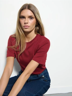 Mohito - Bordowy t-shirt z merceryzowanej bawełny - kasztanowy