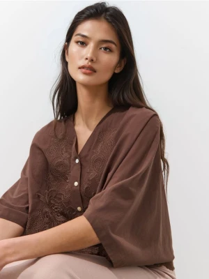 Mohito - Brązowa bluzka z haftem - ciemnobrązowy