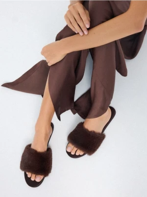 Mohito - Brązowe kapcie ze sztucznym futerkiem - ciemnobrązowy