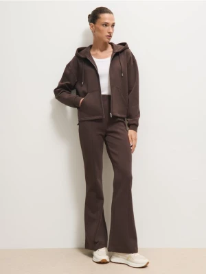 Mohito - Brązowe spodnie dresowe flare - brązowy