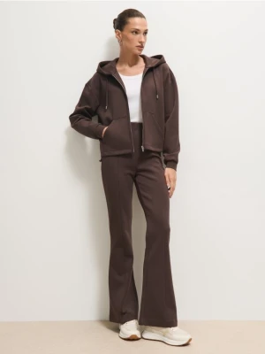 Mohito - Brązowe spodnie dresowe flare - brązowy