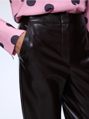 Mohito - Burgundowe spodnie z imitacji skóry - mahoń