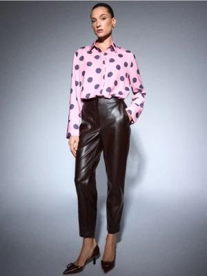 Mohito - Burgundowe spodnie z imitacji skóry - mahoń