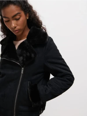 Mohito - Czarna kurtka z futerkiem - czarny