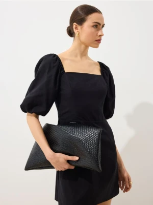 Mohito - Czarna sukienka mini z dekoltem karo - czarny