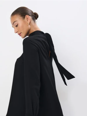 Mohito - Czarna sukienka mini z wiązaniem - czarny