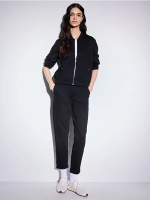 Mohito - Czarne spodnie dresowe - czarny