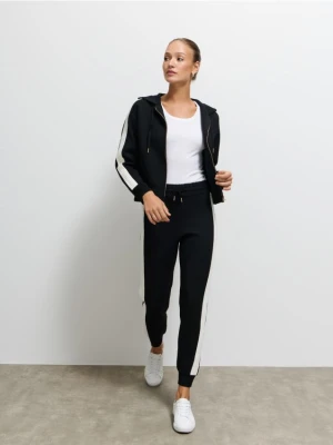 Mohito - Czarne spodnie dresowe - czarny