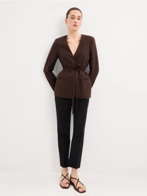 Mohito - Czarne spodnie z paskiem - czarny