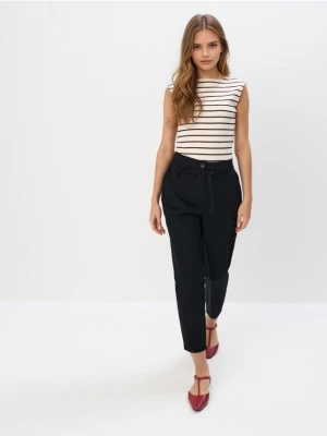 Mohito - Czarne spodnie z wiązaniem - czarny