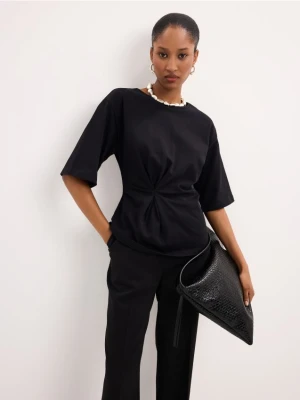 Mohito - Czarny t-shirt z ozdobnym marszczeniem - czarny