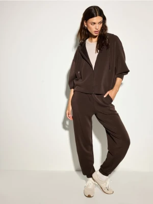 Mohito - Spodnie dresowe - ciemnobrązowy