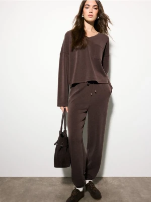 Mohito - Czekoladowe spodnie dresowe z dodatkiem modalu - ciemnobrązowy