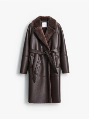 Mohito - Czekoladowy płaszcz z imitacji skóry - ciemnobrązowy