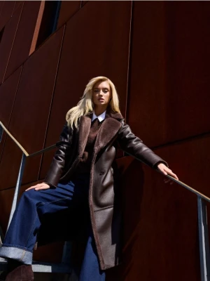 Mohito - Czekoladowy płaszcz z imitacji skóry - ciemnobrązowy