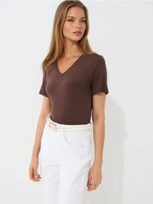 Mohito - Czekoladowy t-shirt z dekoltem V - brązowy