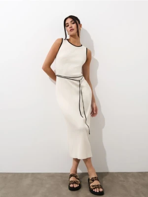 Mohito - Dopasowana sukienka midi - kremowy