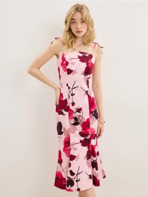 Mohito - Dopasowana sukienka midi - pastelowy różowy