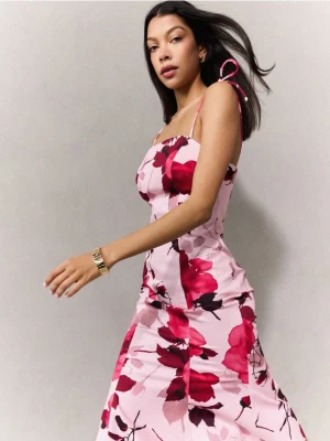 Mohito - Dopasowana sukienka midi - pastelowy różowy