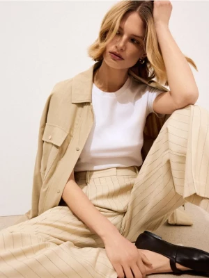 Mohito - Dopasowany t-shirt - biały