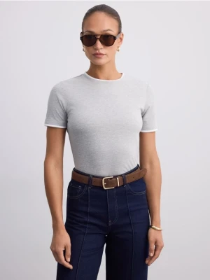 Zdjęcie produktu Mohito - Dopasowany t-shirt - szary