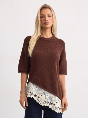 Mohito - Dzianinowy sweter z koronką - brązowy