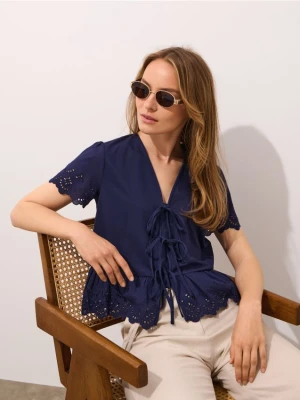 Mohito - Granatowa bluzka z wiązaniem i haftem - granatowy