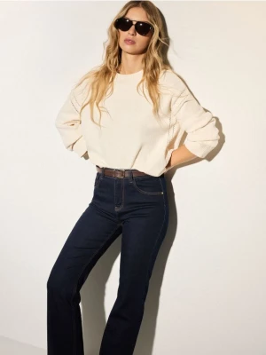 Mohito - Jeansy bootcut z paskiem - granatowy