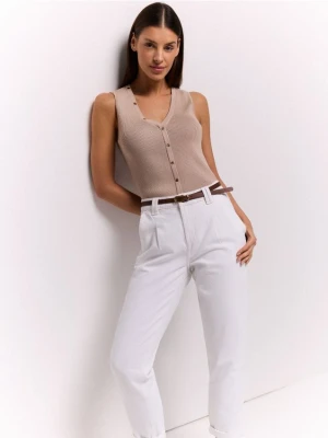 Mohito - Jeansy chino slim z paskiem - biały