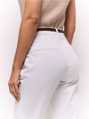 Mohito - Jeansy chino slim z paskiem - biały