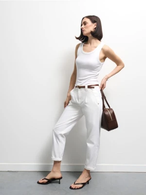 Mohito - Jeansy chino slim z paskiem - biały