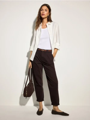 Mohito - Jeansy chino slim z paskiem - ciemnobrązowy