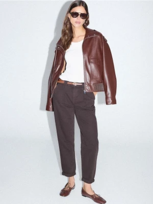 Mohito - Jeansy chino slim z paskiem - ciemnobrązowy