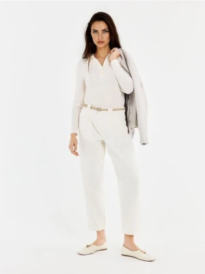 Mohito - Jeansy chino slim z paskiem - kremowy