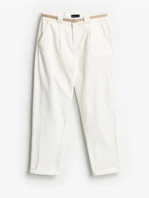 Mohito - Jeansy chino slim z paskiem - kremowy