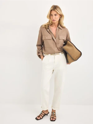 Mohito - Jeansy chino slim z paskiem - kremowy