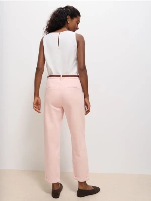 Mohito - Jeansy chino slim z paskiem - różowy