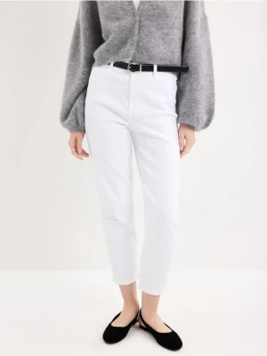 Mohito - Jeansy mom slim petite - biały
