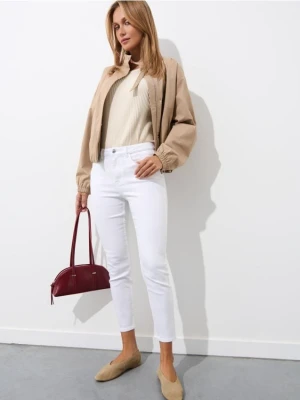 Mohito - Jeansy skinny push up PETITE - biały